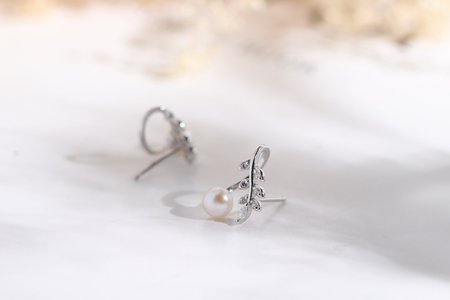 Pearl earrings with leaves