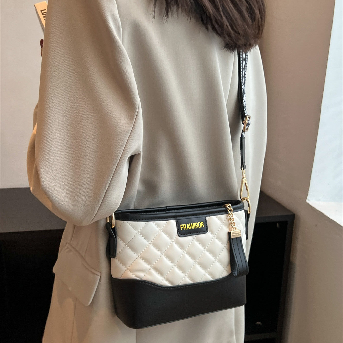 Fashion Rhombus Contrast Color Wide Shoulder Strap Crossbody Bag